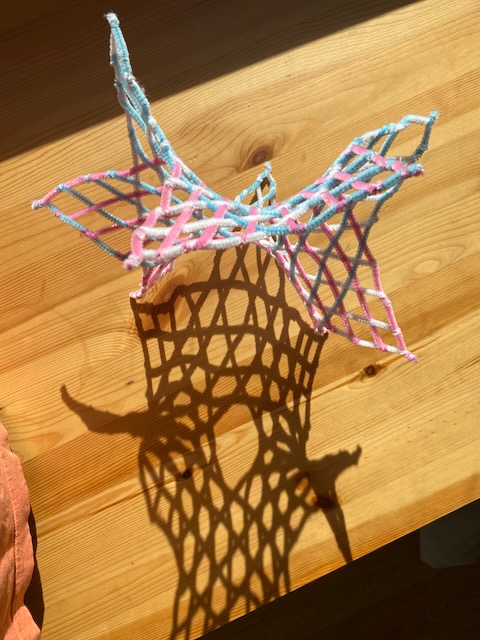 pipe cleaner object, casting shadows 